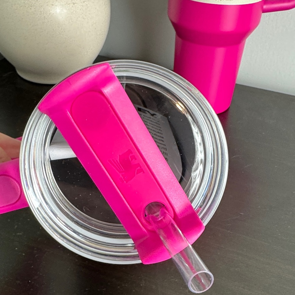 Stanley Vibrant Pink Quencher H2.0 Tumbler 30oz - Picture 4 of 7